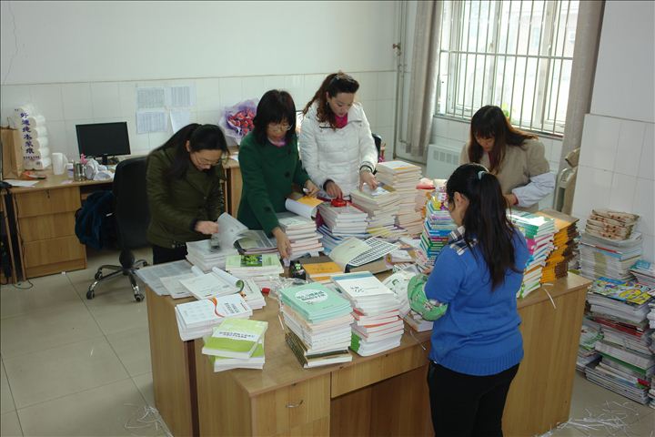 老师们正在为图书分类