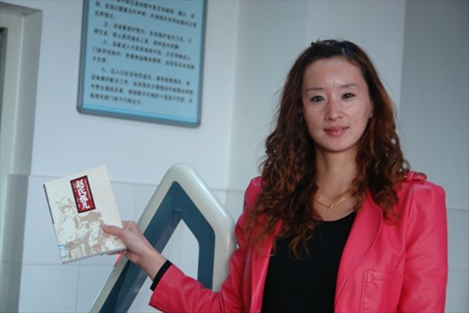 李瑞欢老师正在给学生讲解防盗仪的作用并进行演示