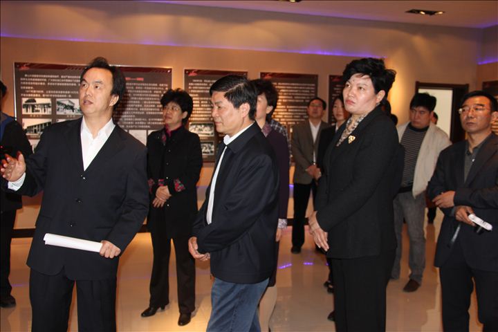 参观校史展室