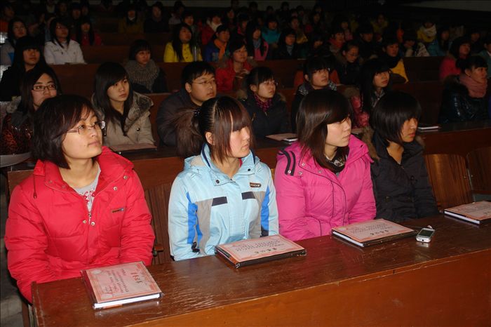 参加闭幕式的学生