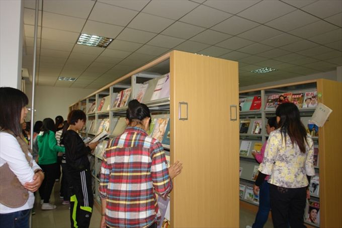 学生正在老师指导下查找期刊