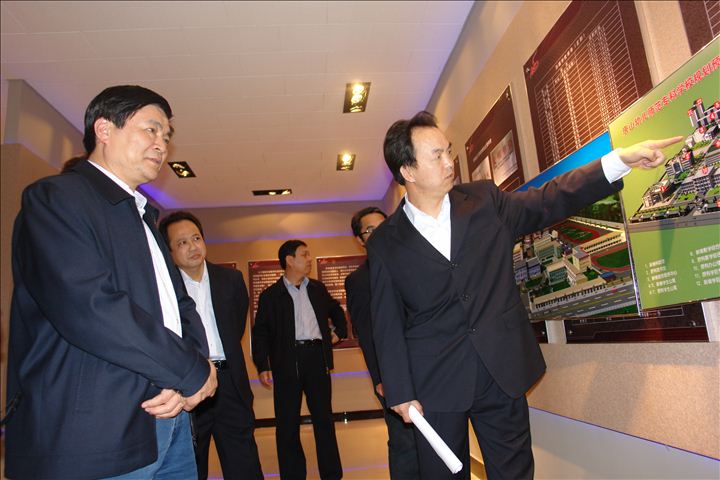 龙省长观看申报幼专校园整体规划图