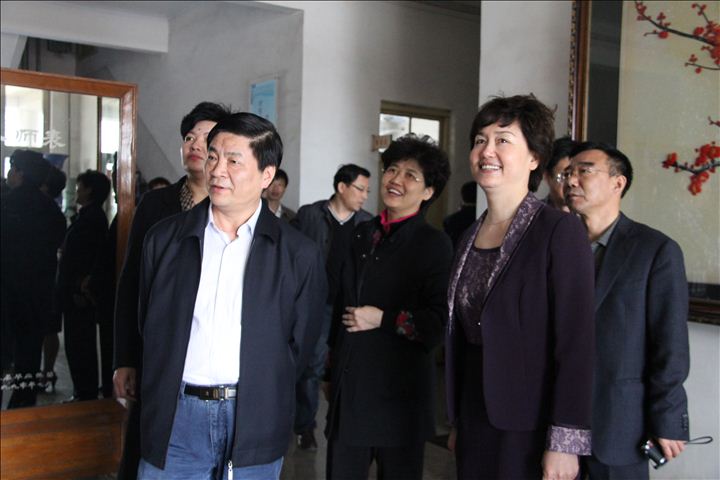 李校长向龙省长介绍滦师精神